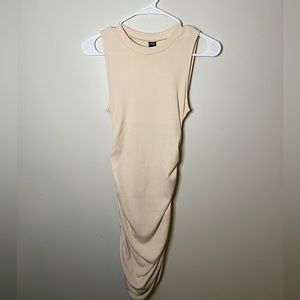 Size M cream color bodycon dress never worn !